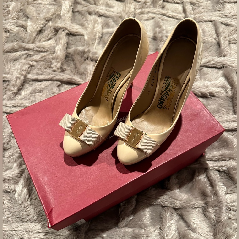 Salvatore Ferragamo Patent Bow Pump New Bisque